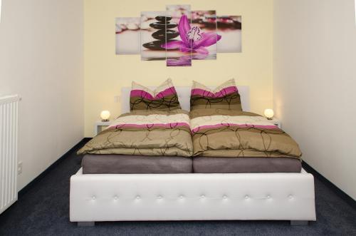 圣吉尔根Haus - Salzkammergut的卧室配有白色床和粉红色床罩
