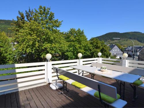 施马伦贝格Holiday home in Schmallenberg near a ski resort的露台设有桌椅