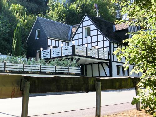 施马伦贝格Pretty holiday home near the ski area的一座带围栏的黑白房子