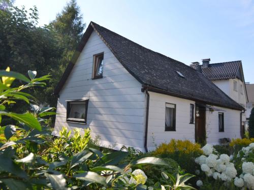 RamsbeckHoliday home in Ramsbeck with garden的一间黑色屋顶的白色小房子