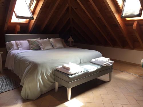 科尔多瓦Duplex Juderia的阁楼上的卧室配有一张大床