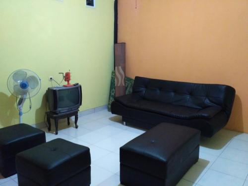 普兰巴南mas Eko Jlatren kost homestay的带沙发和电视的客厅