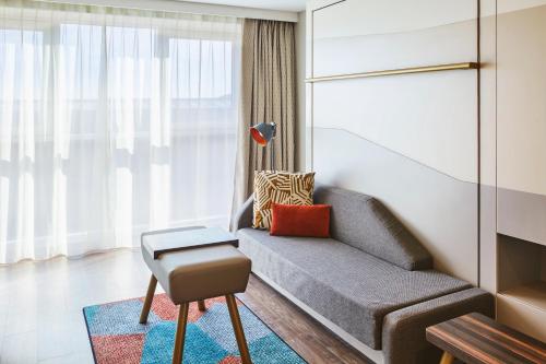爱丁堡爱丁堡皇家大道公寓式酒店的客厅配有沙发和桌子