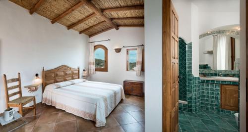 圣帕特雷拉Hotel Arathena的一间卧室配有一张床,浴室设有淋浴。
