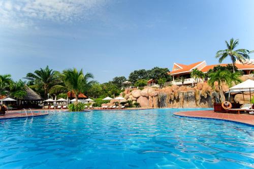 美奈Phu Hai Beach Resort & Spa的度假村的大型游泳池