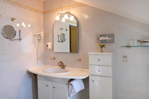 维也纳兰德豪斯弗格奥斯-胡波酒店的一间带水槽和镜子的浴室