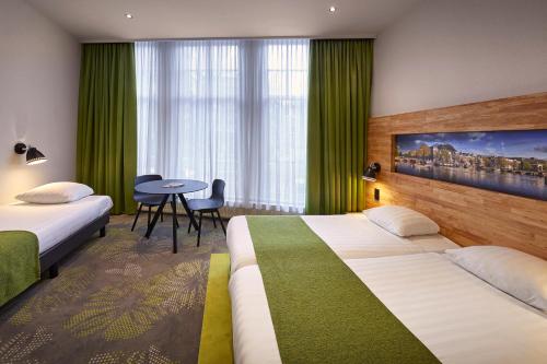 阿姆斯特丹诺瓦酒店的酒店客房设有两张床和一张桌子。