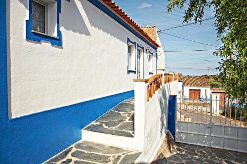 雷根古什-迪蒙萨拉什Casa da Eira的蓝白色房子,设有楼梯