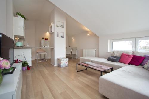 波雷奇Apartments Adria的客厅配有白色的沙发和桌子