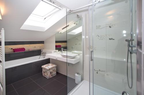 波雷奇Apartments Adria的一间带玻璃淋浴和水槽的浴室