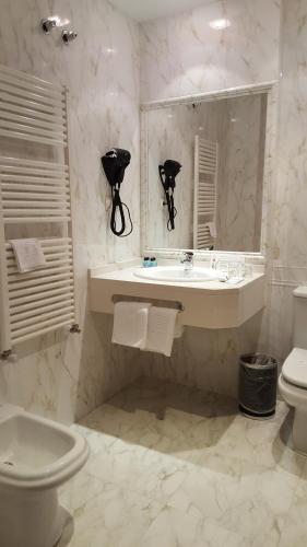 索托德卢伊尼亚鲁伊纳斯山谷酒店的白色的浴室设有水槽和卫生间。