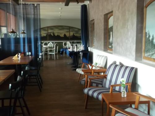 Käina里拉酒店的餐厅内带桌椅的用餐室