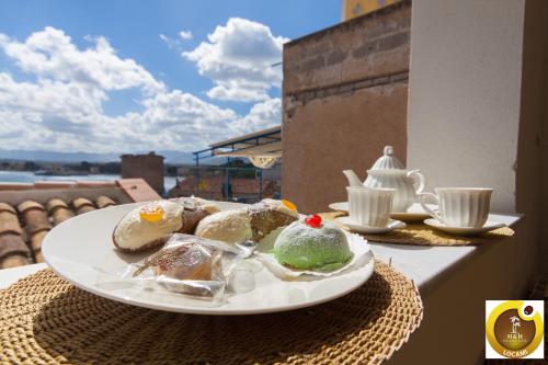蒙德罗Holiday & House - Imparato Vacanze Prestige Mondello的餐桌上一盘甜点,享有美景