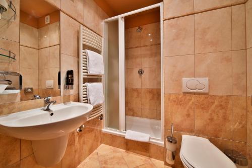 布拉格大西洋酒店的一间带水槽和淋浴的浴室