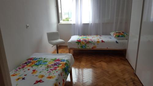 希贝尼克Apartment Sibenik with free parking的小房间设有两张床和窗户