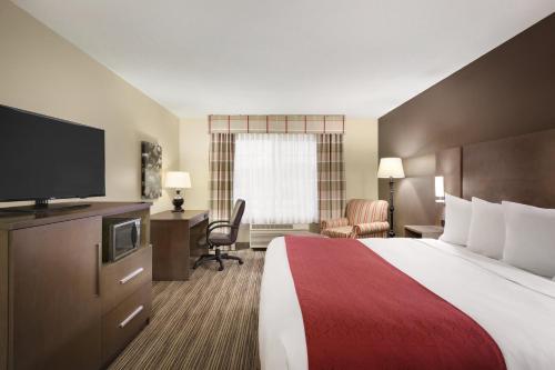 艾伯特利卡尔森艾伯特利江山旅馆的配有一张床和一台平面电视的酒店客房