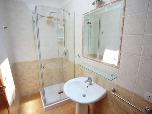 维耶斯泰Comfortable apartment with AC, in a national park的一间带水槽和淋浴的浴室
