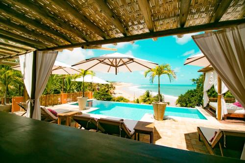 巴伊亚福尔莫萨萨基伊提旅馆的一个带游泳池和海滩的度假胜地