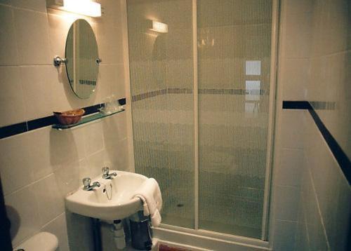 埃普瑟姆绝品公园酒店的一间带水槽和玻璃淋浴的浴室