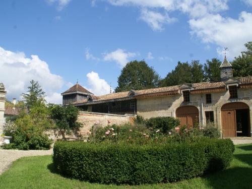 Revigny-sur-OrnainSuperb villa with private heated pool的一座有灌木丛的古老建筑