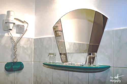 阿拉德总统酒店的浴室内架上的镜子