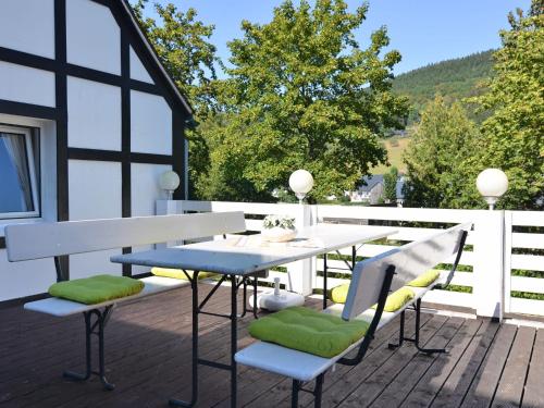 施马伦贝格Spacious holiday home with terrace的露台设有桌椅