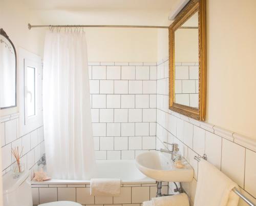 天井巴塞罗那公寓的一间浴室