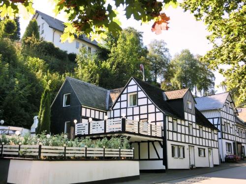 施马伦贝格Stylish holiday home near a ski resort的一座黑白房子,前面有一个花园