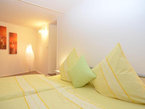 施马伦贝格Stylish holiday home near a ski resort的一间卧室配有带枕头的床