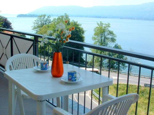 Apartment in a residence on Lake Maggiore near the beach的阳台或露台