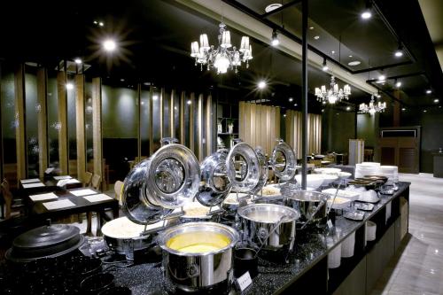 首尔东大门金城大酒店的餐厅内供应的自助餐,包括许多菜肴