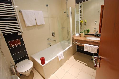 萨格勒布昂特诺维奇萨格勒布酒店的带浴缸、卫生间和盥洗盆的浴室