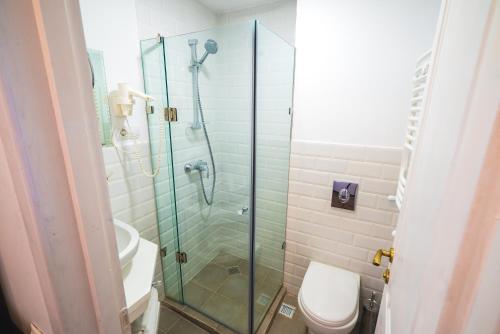第比利斯Citadel Express的一间带玻璃淋浴和卫生间的浴室