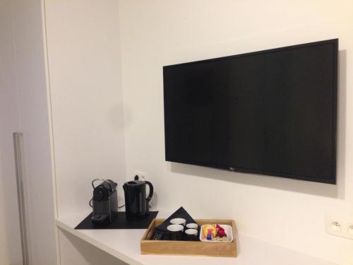 奥斯坦德Comfort Aan Zee Guestrooms的挂在墙上的平面电视