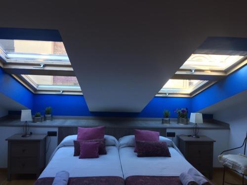特鲁埃尔Duplex Torico Amantes的一间卧室配有两张带紫色枕头的床
