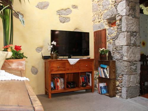 阿古伊梅斯Casa Emblemática La Pileta - Doramas的客厅设有电视,位于木制娱乐中心