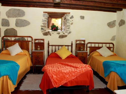 阿古伊梅斯Casa Emblemática La Pileta - Doramas的一间客房内配有两张床的房间