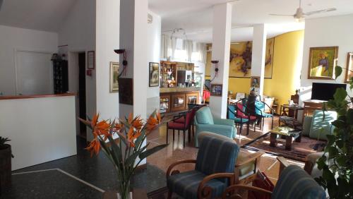 菲纳莱利古雷科利布瑞酒店的客厅配有一束椅子