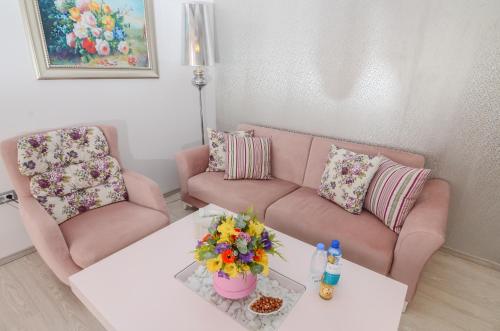 北马马亚-讷沃达里菲尼基豪华酒店的客厅配有沙发和鲜花桌