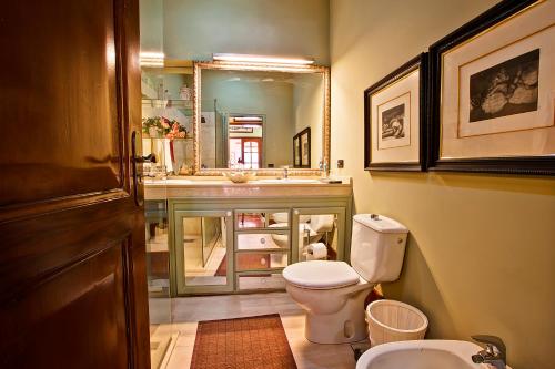塔科龙特Luxury Villa Golf Tenerife的一间带卫生间、水槽和镜子的浴室