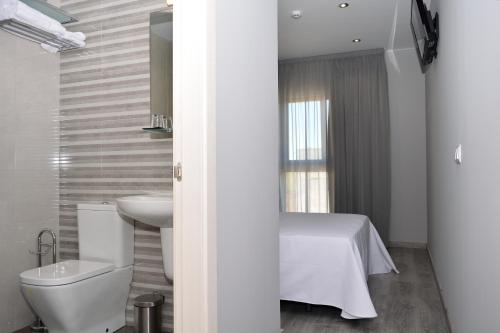 Torrente de CincaHotel Siskets的白色的浴室设有卫生间和水槽。