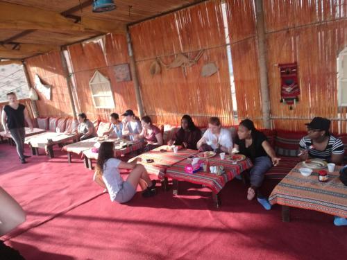 Al Wāşil沙漠休闲露营酒店的一群人坐在房间里