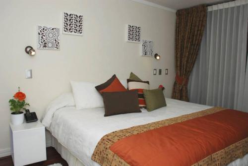 圣地亚哥Puerta Arauco Apartamentos的一间卧室,卧室内配有一张大床