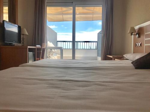 坎佩略拉法米莉亚酒店的酒店客房设有一张大床和一台电视。