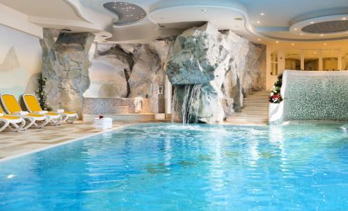维哥迪法萨科罗纳阿尔彭酒店的瀑布酒店游泳池