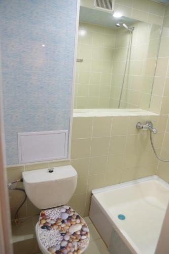 塔什干Apartment on Samarqand Kochasi的浴室配有卫生间、盥洗盆和淋浴。