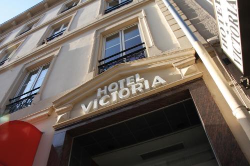 斯特拉斯堡维多利亚酒店的一座标有酒店维多利亚标志的建筑