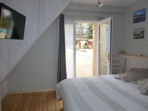 福梅尔皮艾尔奥克斯布朗切酒店的一间卧室设有一张床和一个滑动玻璃门