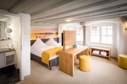 林道Hotel Alte Schule的一间卧室配有一张床和一张书桌