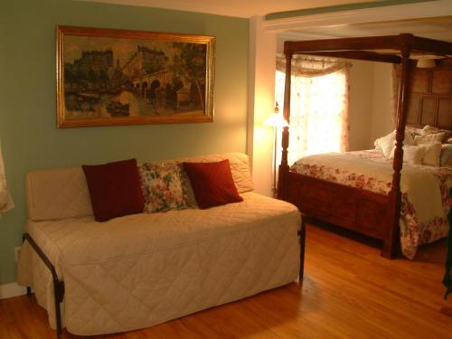 GranbyTruman Gillet House B & B的客厅配有沙发和1张床